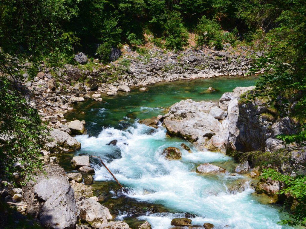 Klammwanderung für die ganze Familie. Nah an der Deutsch -Österreichischen Grenze liegt die Lammerklamm in Scheffau