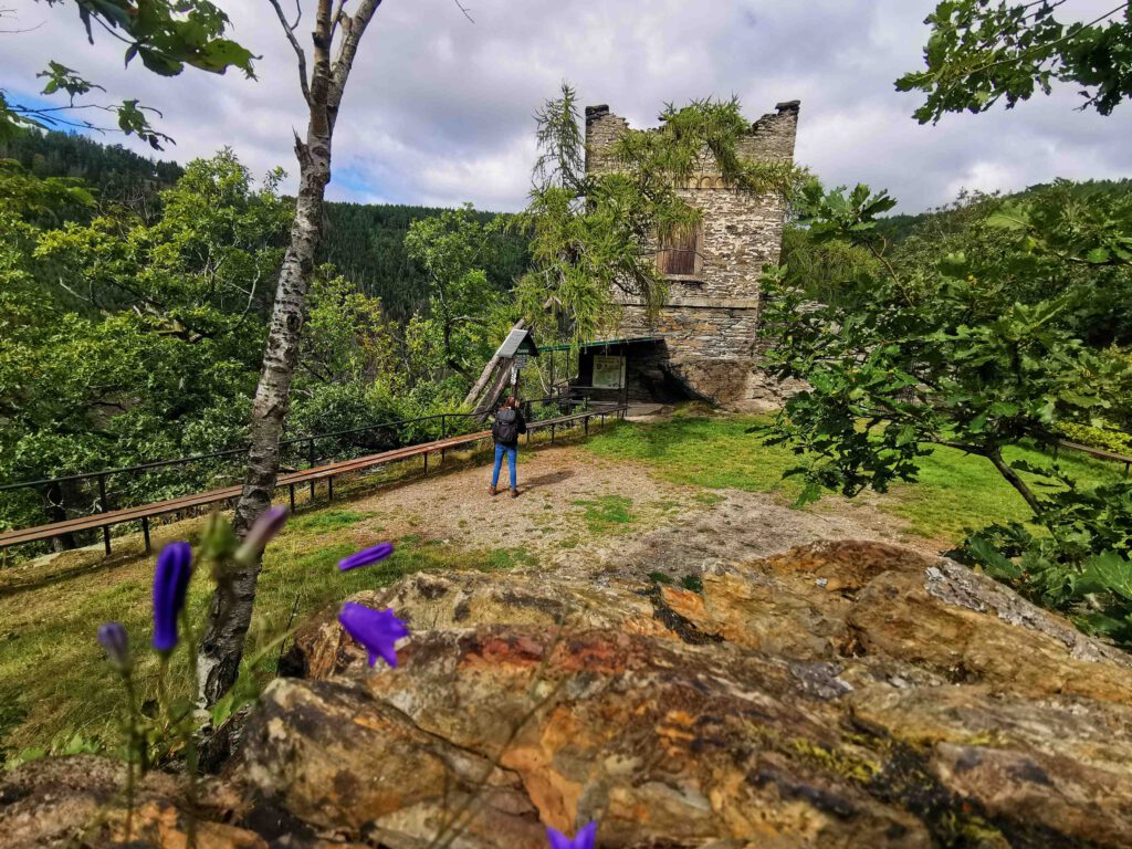 Die alte Ruine des Jagdschlosses bietet eine perfekte Möglichkeit der Pause bei besonders schöner Aussicht auf das Schwarzatal