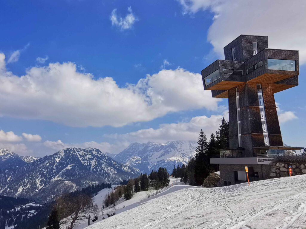 Das größte begehbare Gipfelkreuz der Welt steht auf der Buchensteinwand in Österreich.