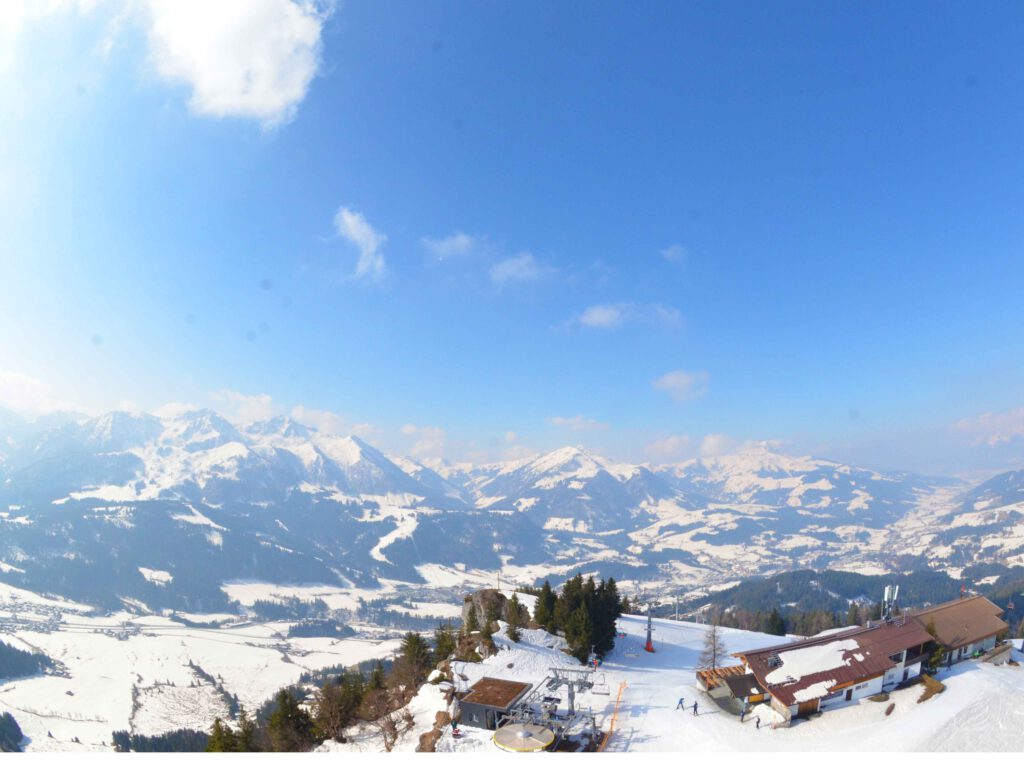 Das größte begehbare Gipfelkreuz der Welt steht auf der Buchensteinwand in Österreich.