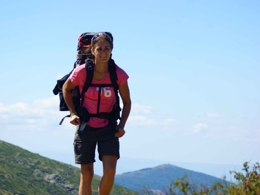 Petra hat bei der Wanderung auf Sardinien gut lachen.