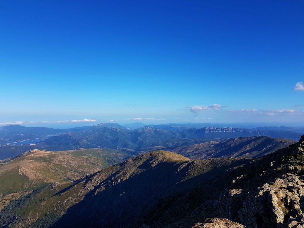 Aussicht von einem der vielen Bergplateaus auf dem Weg zum Punta La Marmora