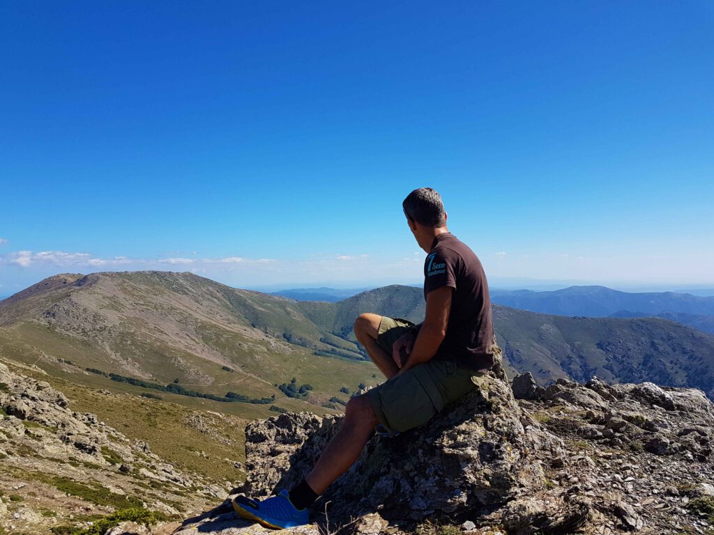 Einfach die Aussicht genießen. Bei einer Wanderung auf Sardinien ist das vielfach möglich. Die Landschaft lädt zum Träumen ein.