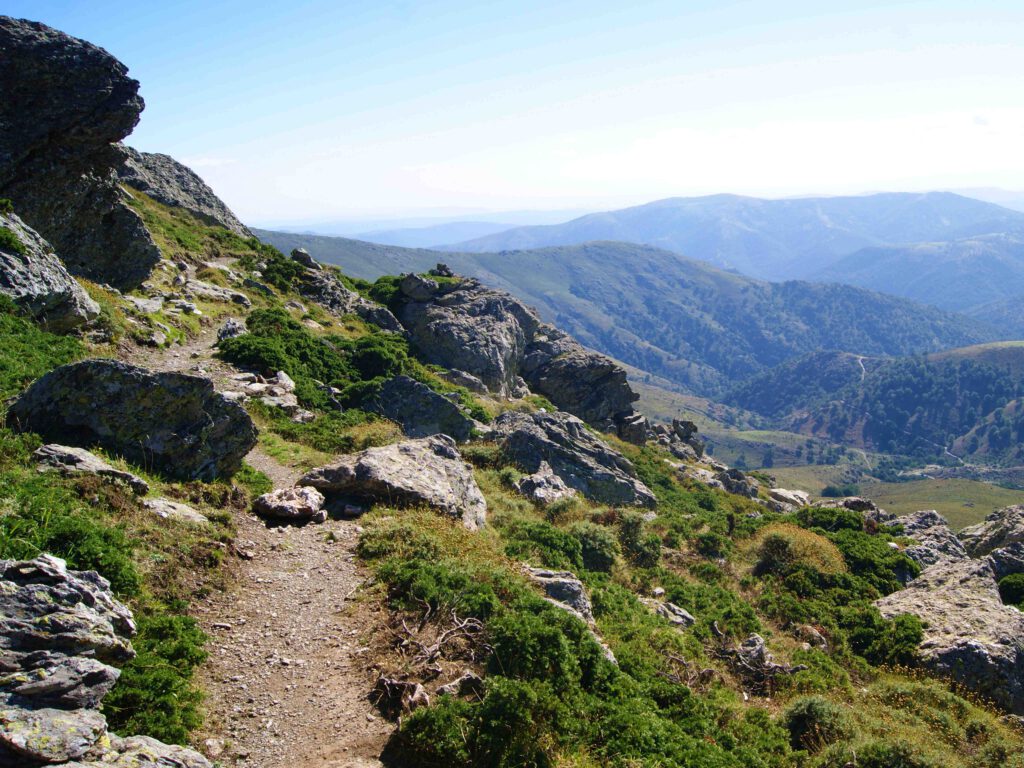 Wanderwegetraum Bergtrails with view.